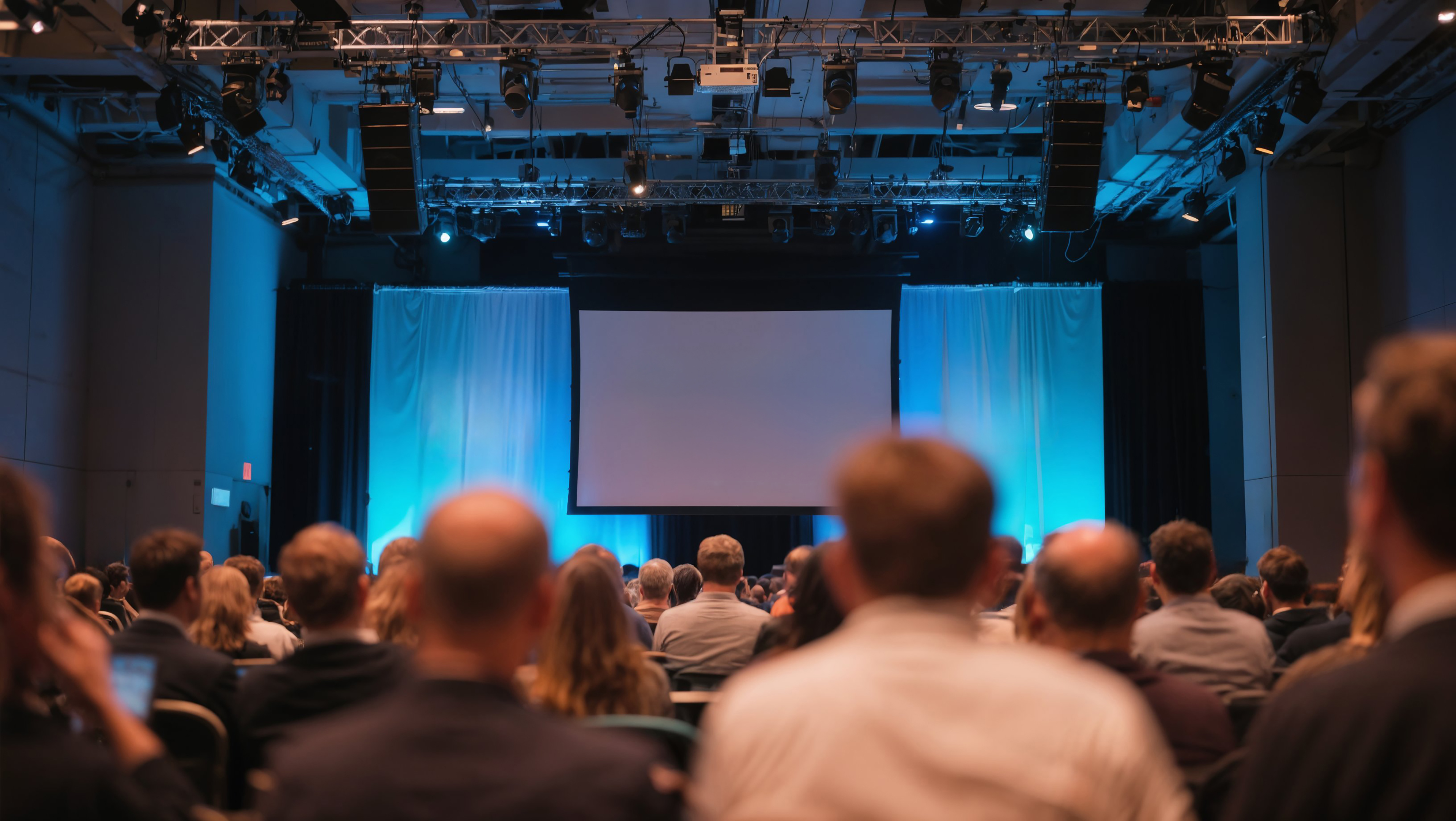 Profesionales conectando en eventos de networking